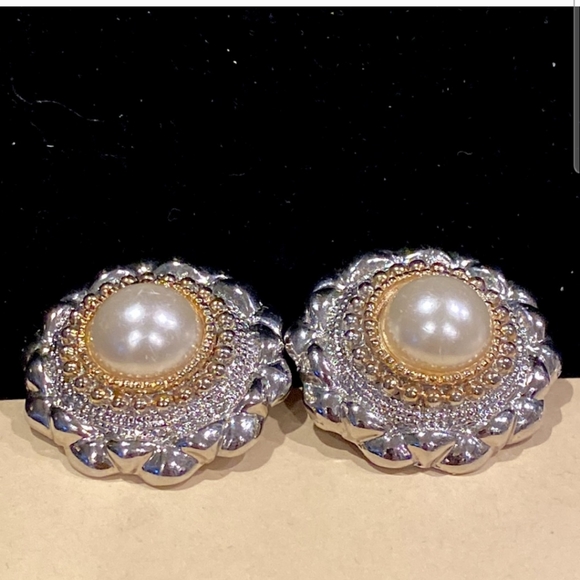 Vintage Clip Pearl Earrings - Picture 4 of 5